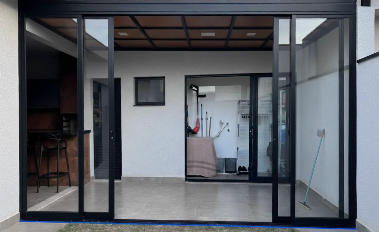 Detalhe da porta e área de acesso